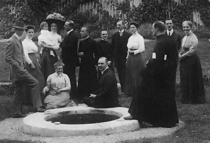 Traditionsbewusste Familienkultur einer bayerischen Aristokratenfamilie Anfang des 19. Jahrhunderts, die auch Anfang des 21. Jahrhunderts noch besteht.