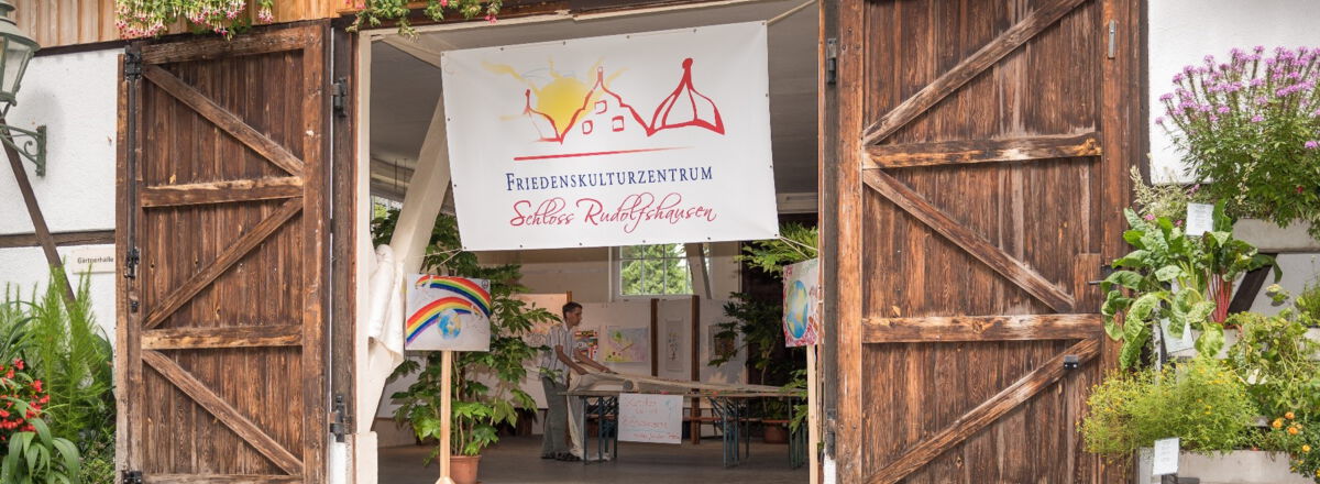 Die Friedens-Banderole in der Gärtnerhalle auf dem Augsburger Friedensfest 2017.