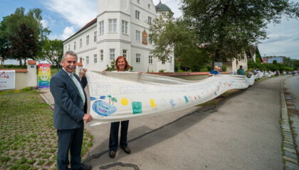 Lebendige Ausstellung der Friedens-Banderole durch den Ort Holzhausen