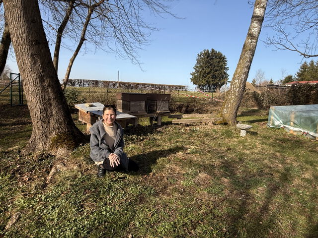 Alexandra Walterskirchen vor den Bienenhäusern im Schlossgarten