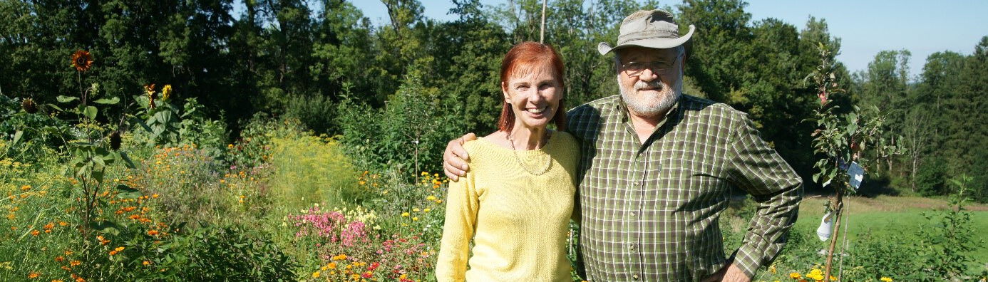 Helene Walterskirchen und Sepp Holzer in seinem Permakulturgarten Nantesbuch
