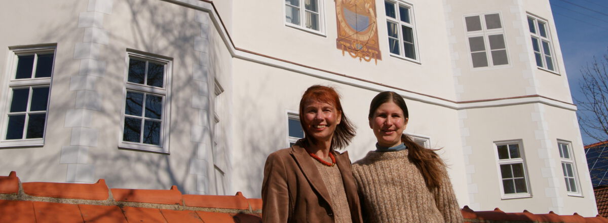 Helene Walterskirchen und Alexandra Walterskirchen vor Schloss Rudolfshausen