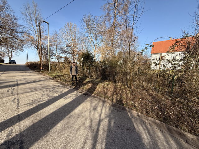 Alexandra Walterskirchen bei der frisch geschnittenen Wildvogelhecke beim Kapellenweg